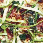 Smokey pizza met groene aspergekrullen en chorizo