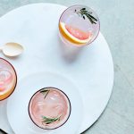 Roze grapefruit en rozemarijn water